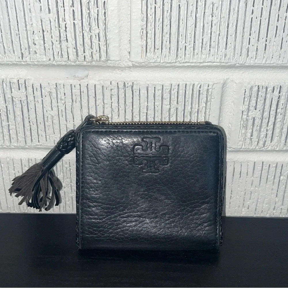 TORY BURCH Bi Fold Black Pebbled Leather Zip Tassel Wallet